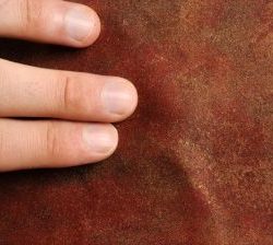 روش رفع حباب زیر کاغذ دیواری